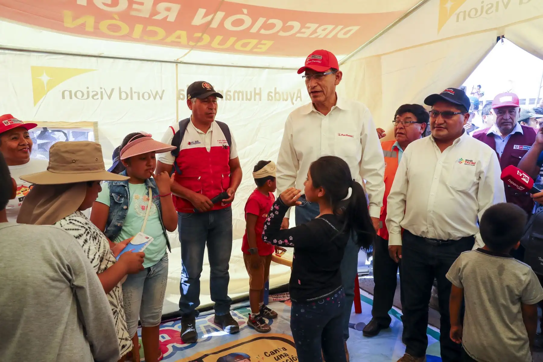 El Presidente de la República, Martín Vizcarra, arribó a la región Tacna para supervisar y evaluar las acciones multisectoriales en apoyo a los damnificados por las fuertes lluvias y posterior huaico que afectaron esta zona del país. Foto: ANDINA/Prensa Presidencia