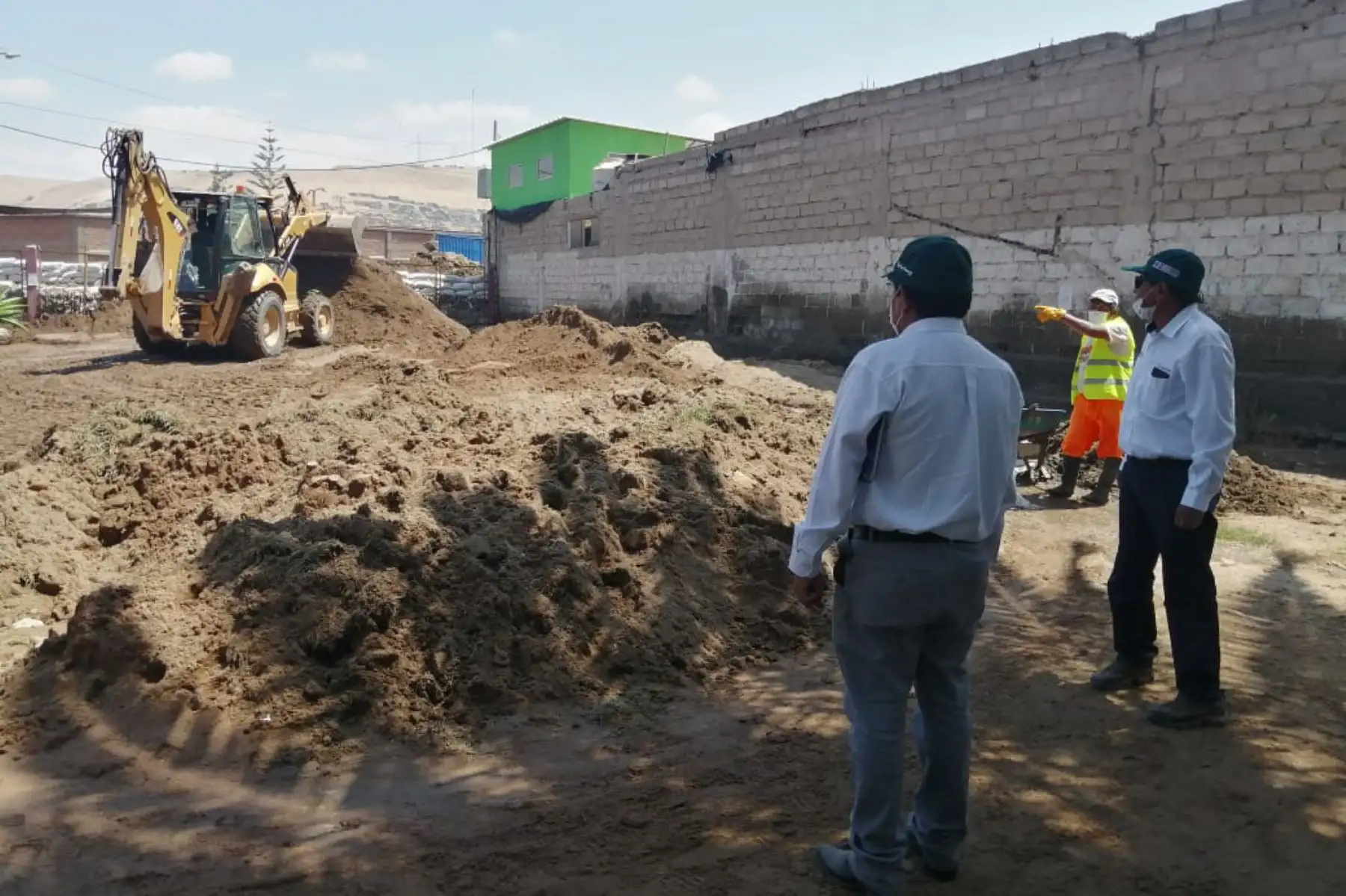 El Ministerio de Agricultura y Riego (Minagri), a través de la Autoridad Nacional del Agua (ANA), entregó cerca de 30,000 galones de combustible para la maquinaria pesada que realiza trabajos de descolmatación y limpieza en las zonas de La Florida, El Mirador, La Rotonda y San Pedro afectados por el huaico de la quebrada del diablo y Caramolle.