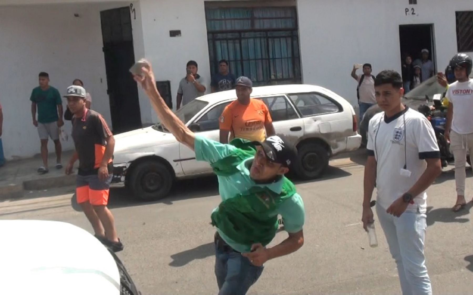 Mototaxistas venezolanos informales atacan a serenos de Surco y rompen cabeza a policía Foto: Municipalidad de Surco