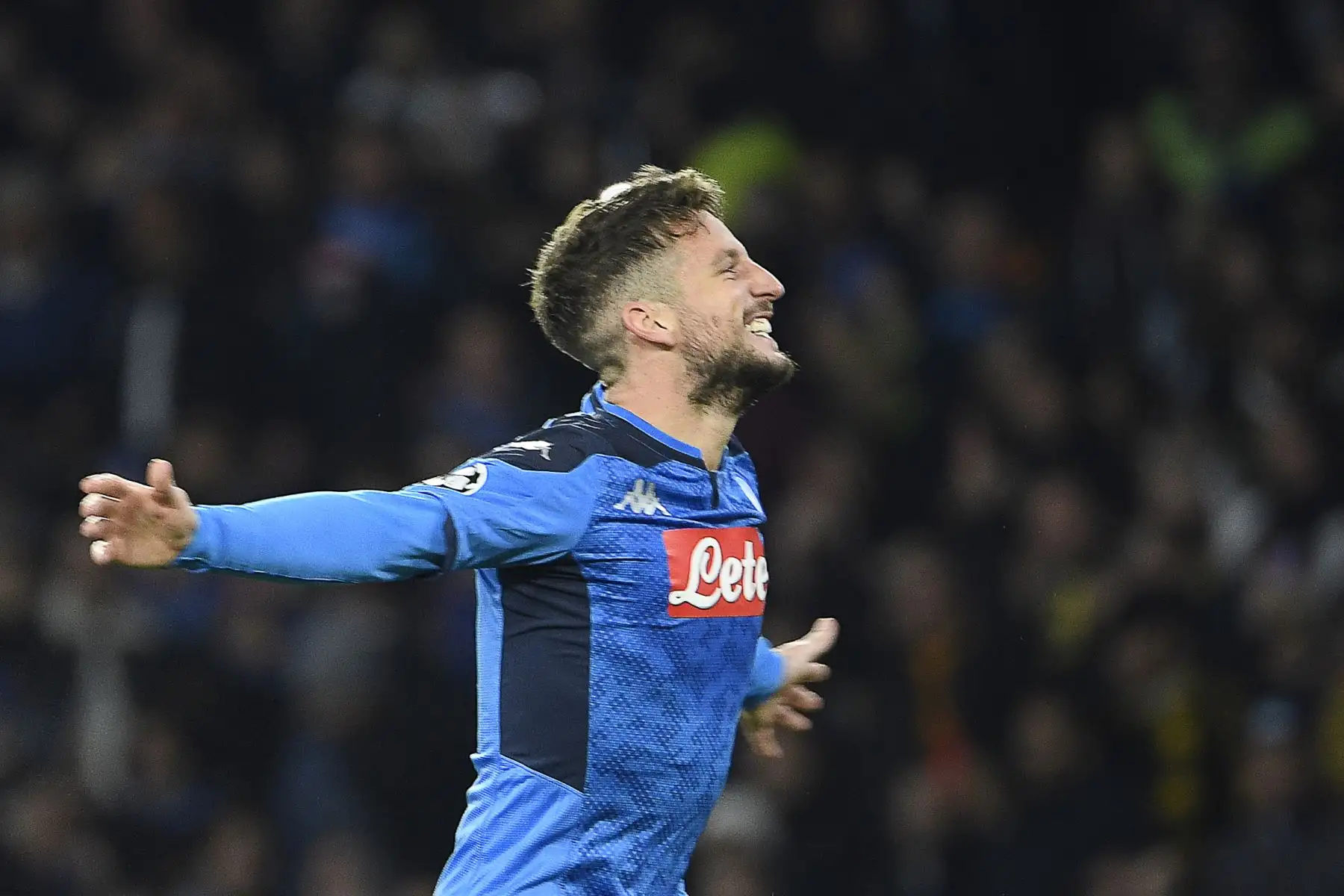 El delantero de Napoli, Dries Mertens, celebra al marcar un gol durante los octavos de final de la UEFA Champions League entre el SSC Napoli y el FC Barcelona en el estadio San Paolo de Nápoles.Foto:AFP