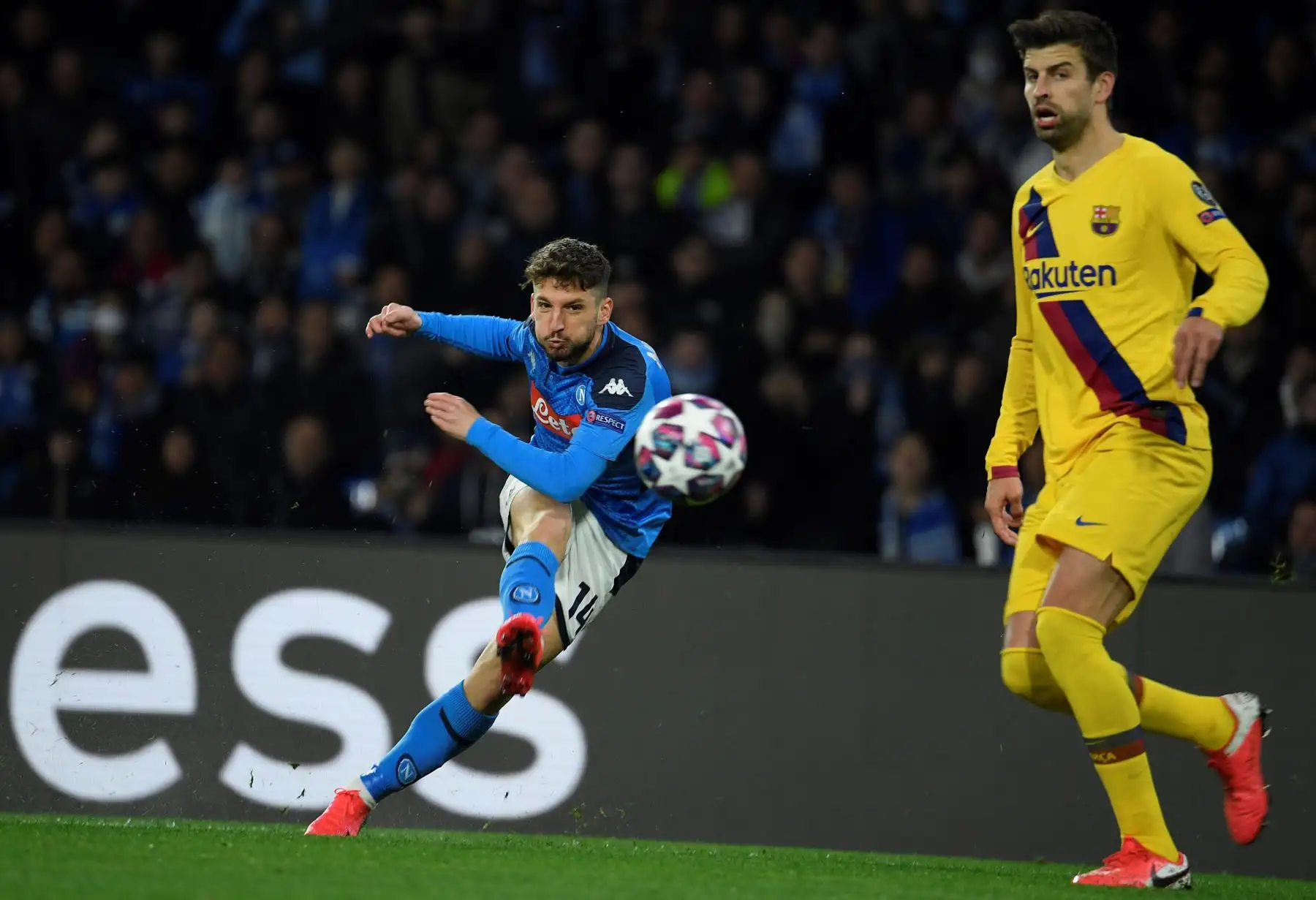 El delantero belga de Napoli, Dries Mertens, dispara el balón durante los octavos de final de la UEFA Champions League entre el SSC Napoli y el FC Barcelona en el estadio San Paolo de Nápoles. Foto:AFP