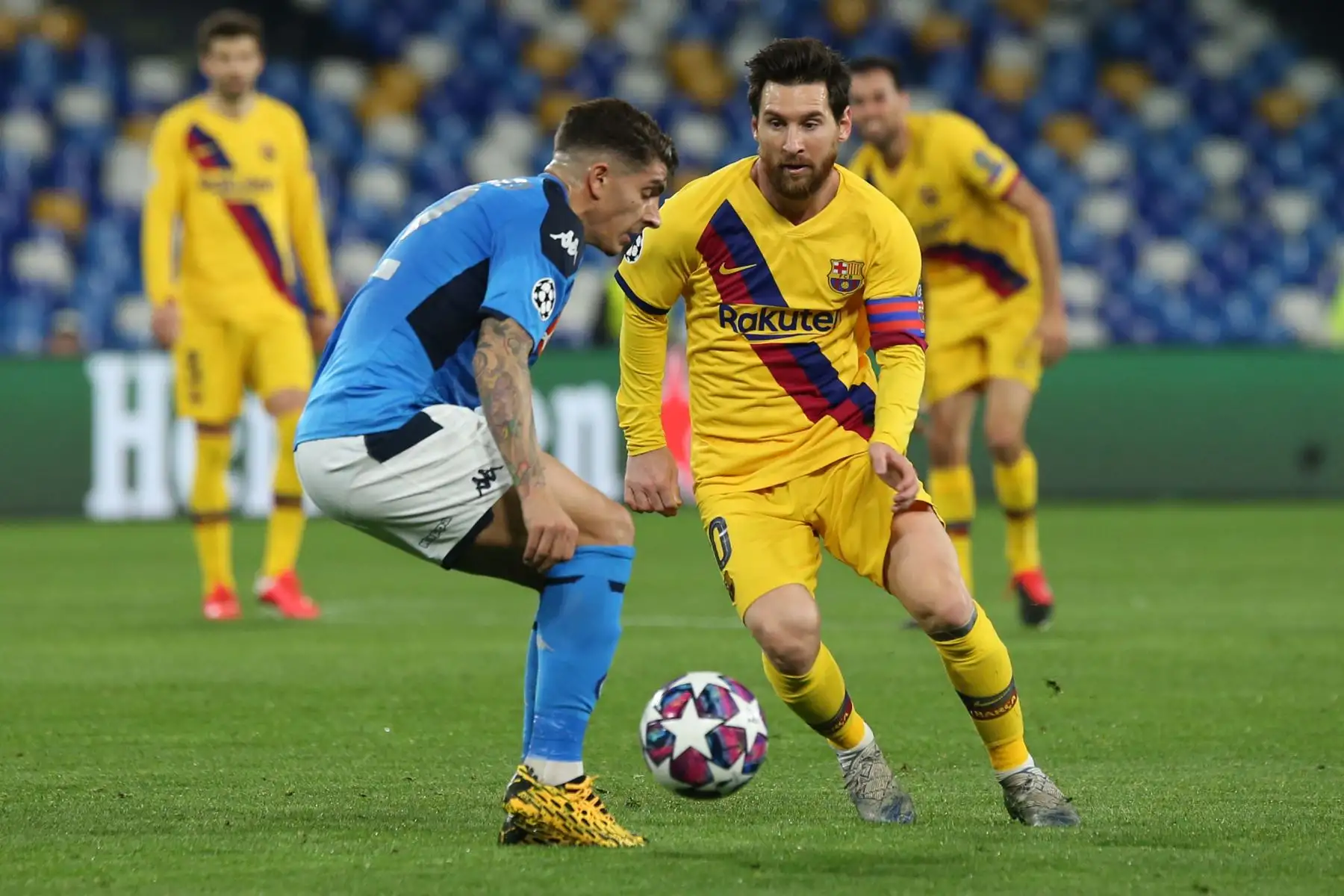 El delantero argentino de Barcelona Lionel Messi (R) compite por el balón con el defensor italiano de Nápoles Giovanni Di Lorenzo (L) durante la ronda de 16 partidos de fútbol de ida de la UEFA Champions League entre el SSC Napoli y el FC Barcelona en el estadio de San Paolo en Nápoles.Foto:AFP