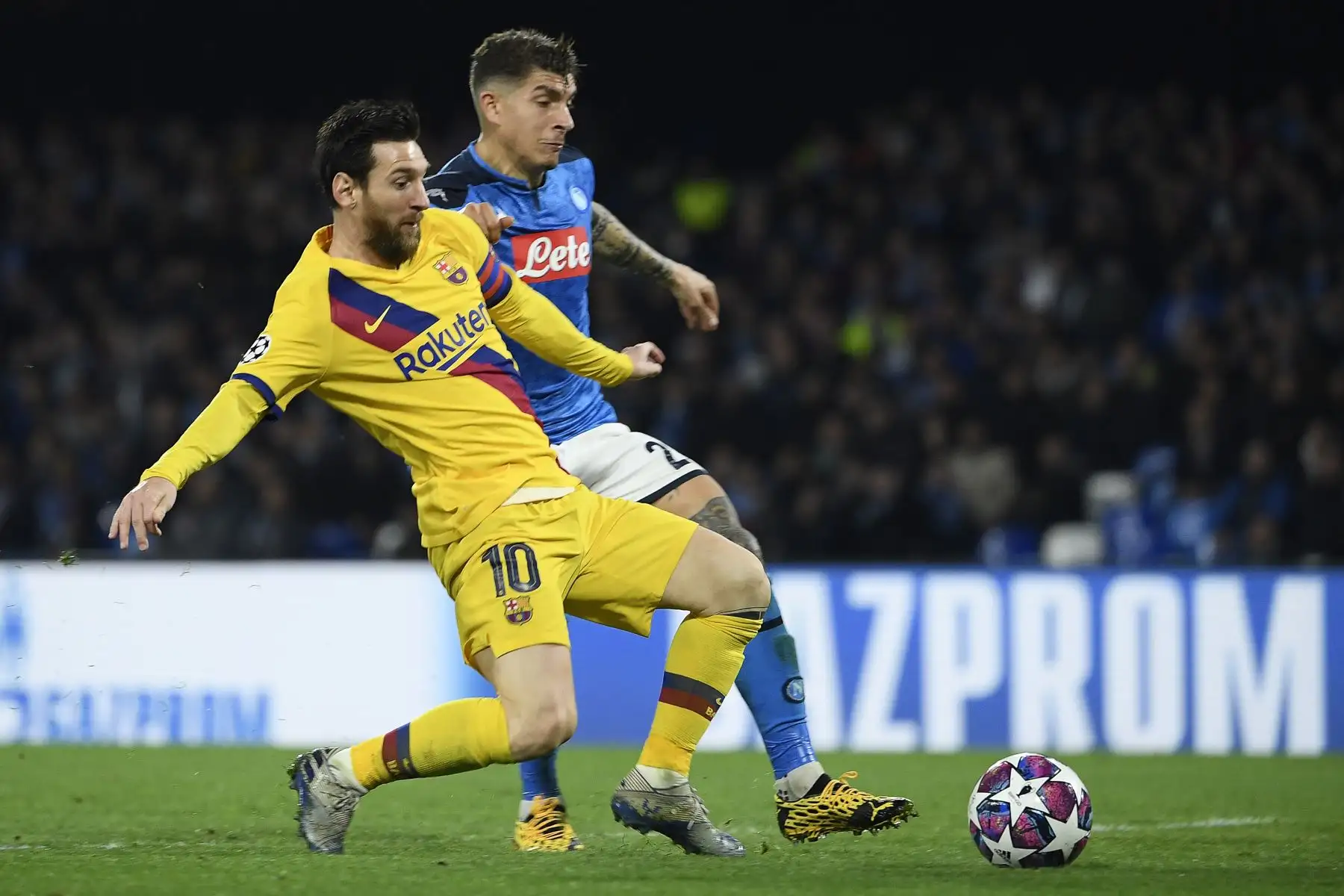 El delantero argentino de Barcelona, ​​Lionel Messi (L) compite por el balón, el defensor italiano de Napoli, Giovanni Di Lorenzo, durante la ronda de 16 partidos de fútbol de ida de la UEFA Champions League entre el SSC Napoli y el FC Barcelona en el estadio San Paolo de Nápoles.Foto:AFP