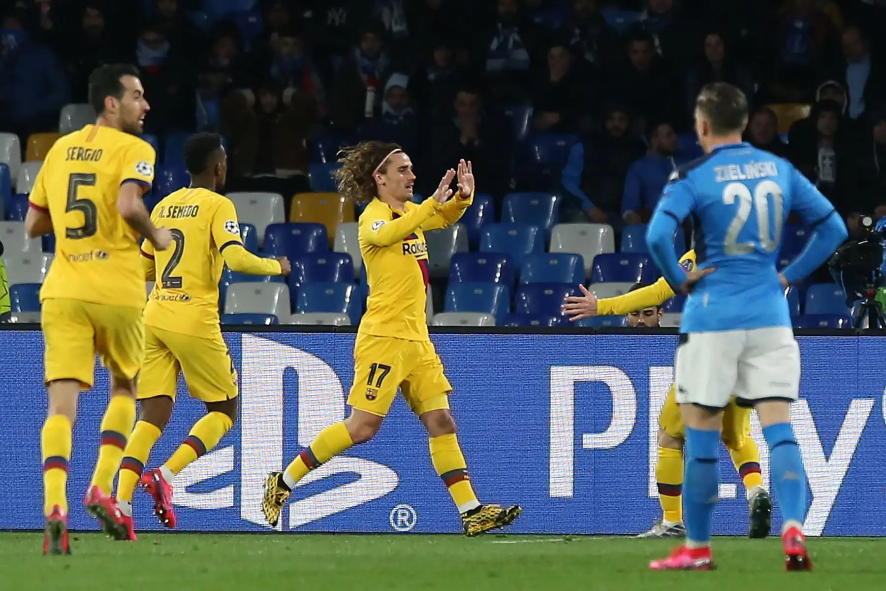 El delantero francés de Barcelona, ​​Antoine Griezmann (C) celebra tras marcar un gol durante el  partidos de fútbol de ida de la UEFA Champions League entre el SSC Napoli y el FC Barcelona en el estadio San Paolo de Nápoles.Foto:AFP