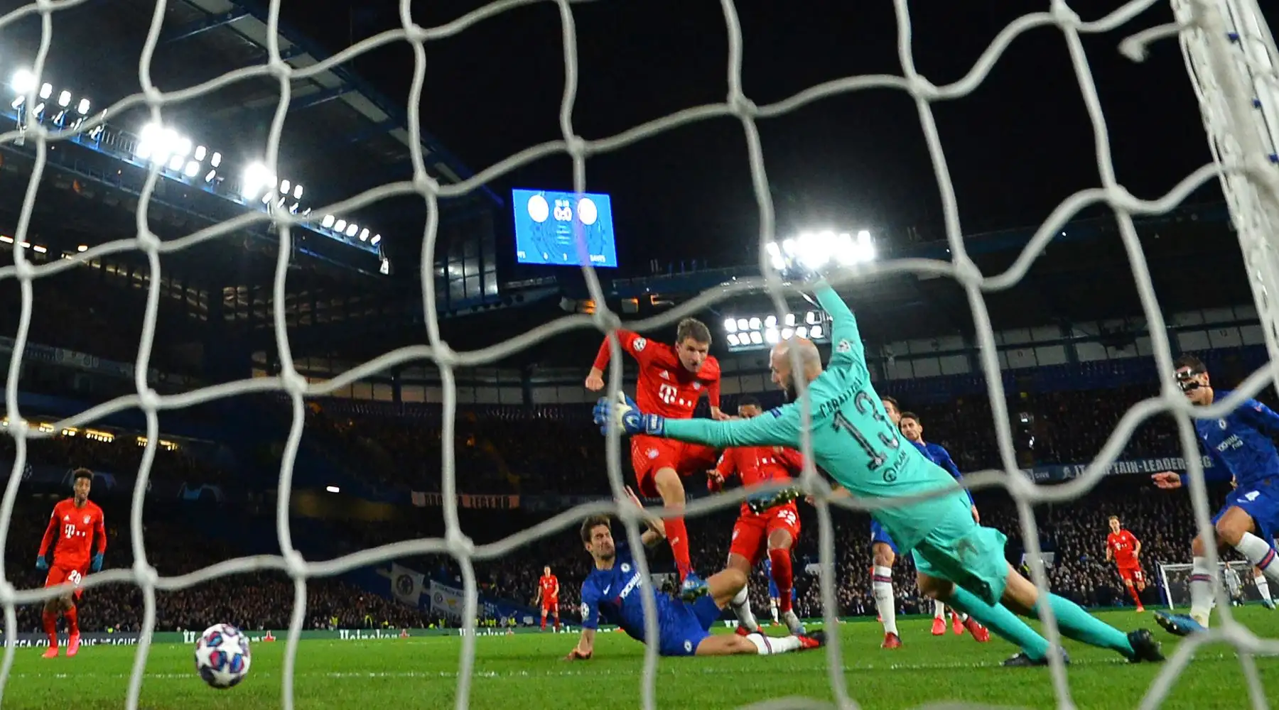 El delantero alemán del Bayern Múnich Serge Gnabry (C) marca su primer gol durante el partido de fútbol de ida de octavos de final de la UEFA Champion