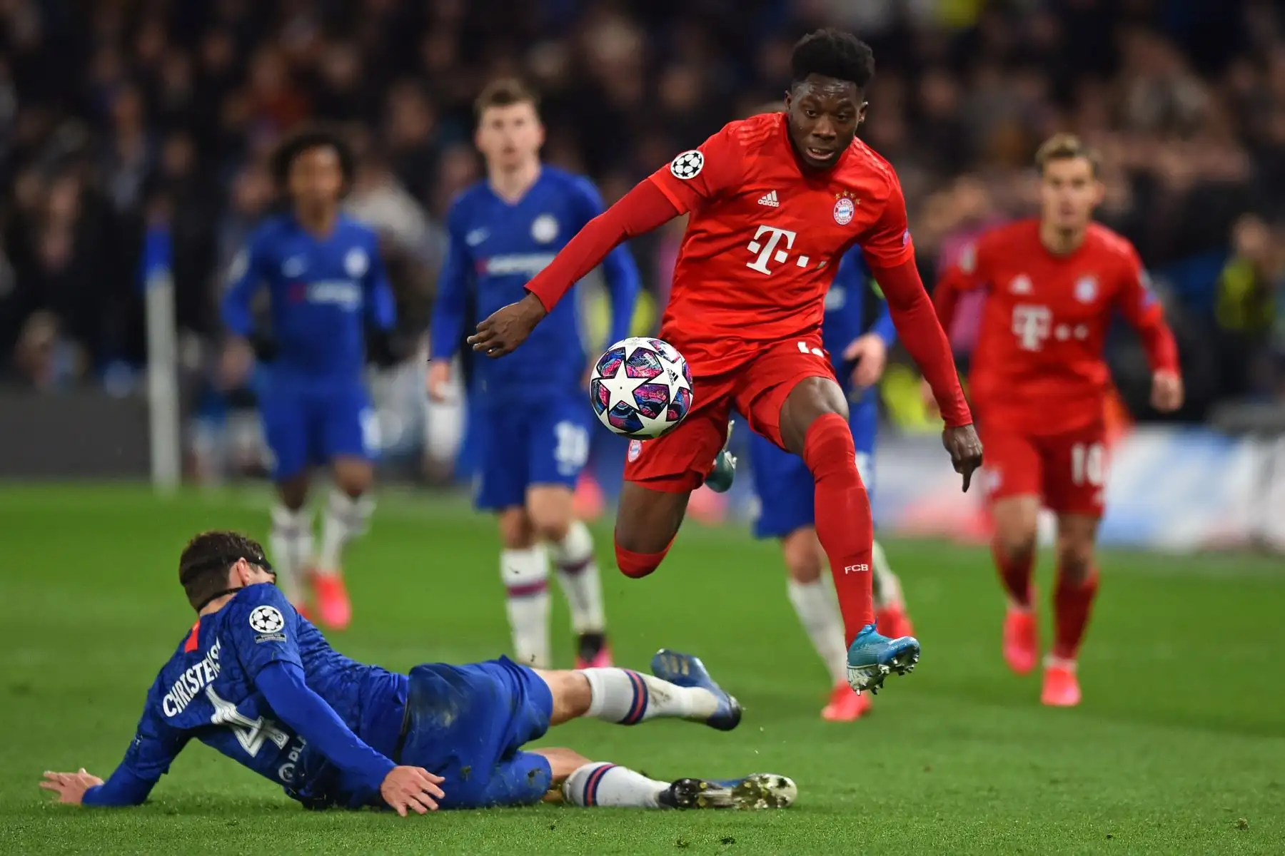 El mediocampista del Bayern Múnich Alphonso Davies (C) se enfrenta al desafío del defensor del Chelsea Andreas Christensen (L) en su camino para establecer su tercer gol durante el partido de fútbol de ida de octavos de final de la Liga de Campeones de la UEFA entre el Chelsea y el Bayern de Múnich en Stamford Bridge en Londres.Foto:AFP