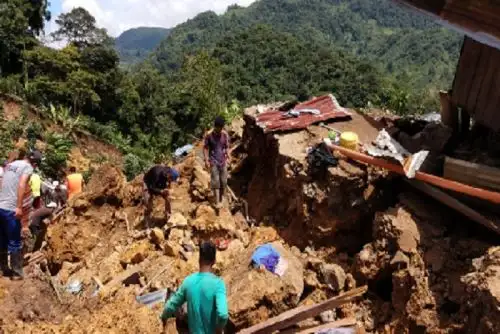 La emergencia se produjo al promediar las 3:00 horas, informó el alcalde provincial, Helder Rodríguez Zelada, quien se trasladó hasta el Barrio de Miraflores para inspeccionar los daños y brindar el apoyo humanitario. Foto. Municipalidad de Rodríguez de Mendoza.