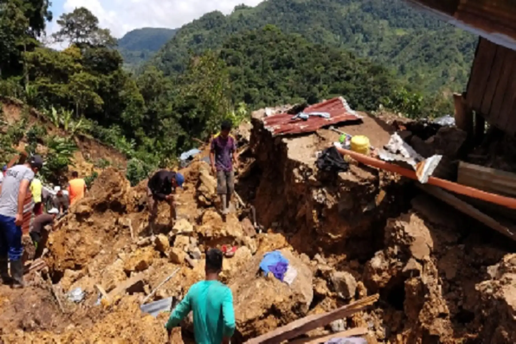 La emergencia se produjo al promediar las 3:00 horas, informó el alcalde provincial, Helder Rodríguez Zelada, quien se trasladó hasta el Barrio de Miraflores para inspeccionar los daños y brindar el apoyo humanitario. Foto. Municipalidad de Rodríguez de Mendoza.