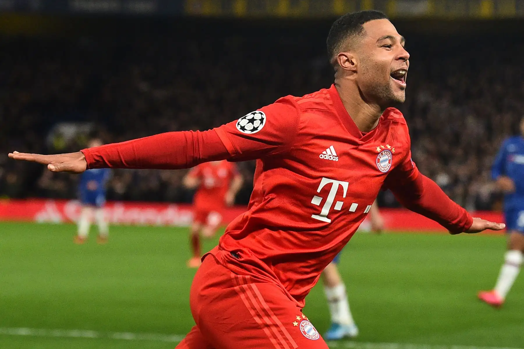 El delantero alemán del Bayern de Múnich, Serge Gnabry, celebra después de marcar su segundo gol durante el partido de fútbol de ida de octavos de final de la UEFA Champion