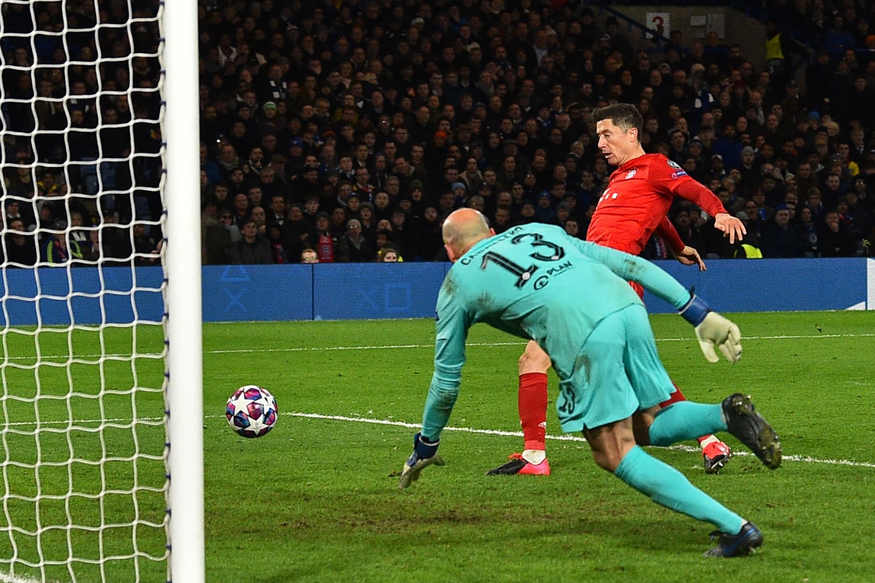 El delantero polaco del Bayern Munich, Robert Lewandowski, marca su tercer gol al arquero argentino del Chelsea, Willy Caballero, durante la ronda de 16 de la UEFA Champion