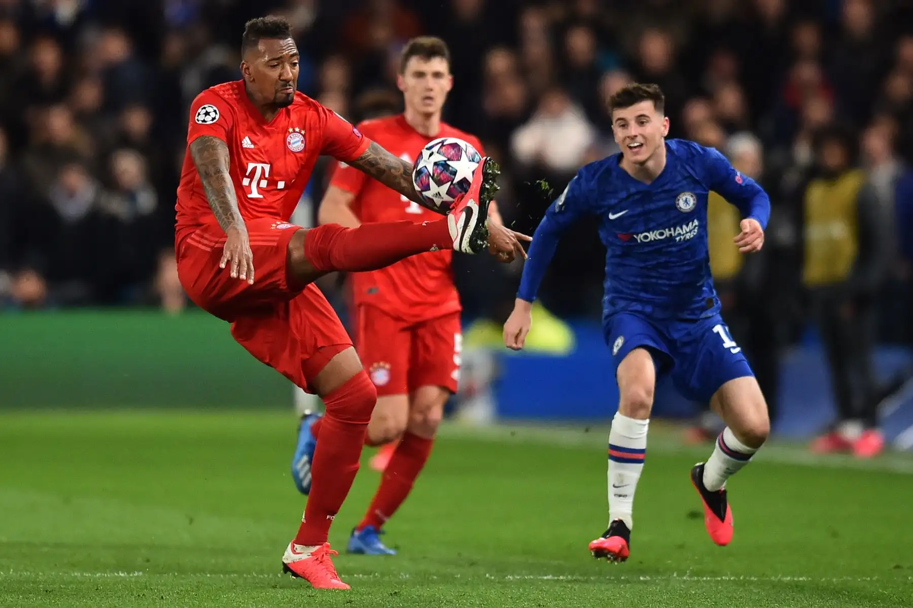 El defensor alemán del Bayern Munich Jerome Boateng (L) controla el balón durante la ronda de 16 partidos de fútbol de la UEFA Champion
