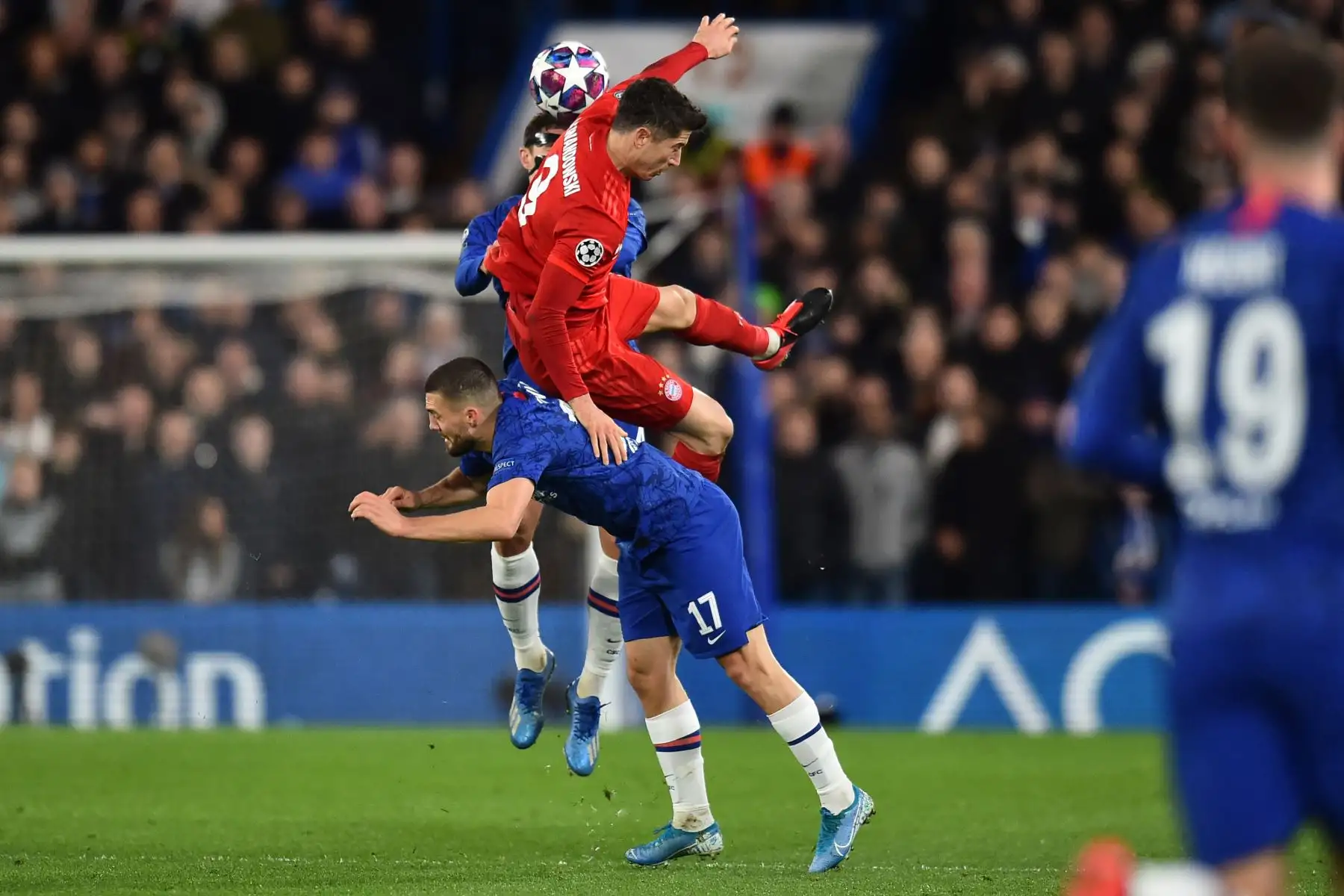El delantero polaco del Bayern Múnich Robert Lewandowski (C) compite con el centrocampista croata del Chelsea Mateo Kovacic y el defensor danés del Chelsea Andreas Christensen (arriba) durante el partido de ida de octavos de final de la Liga de Campeones de la UEFA entre el Chelsea y el Bayern de Múnich en Stamford Bridge.Foto:AFP