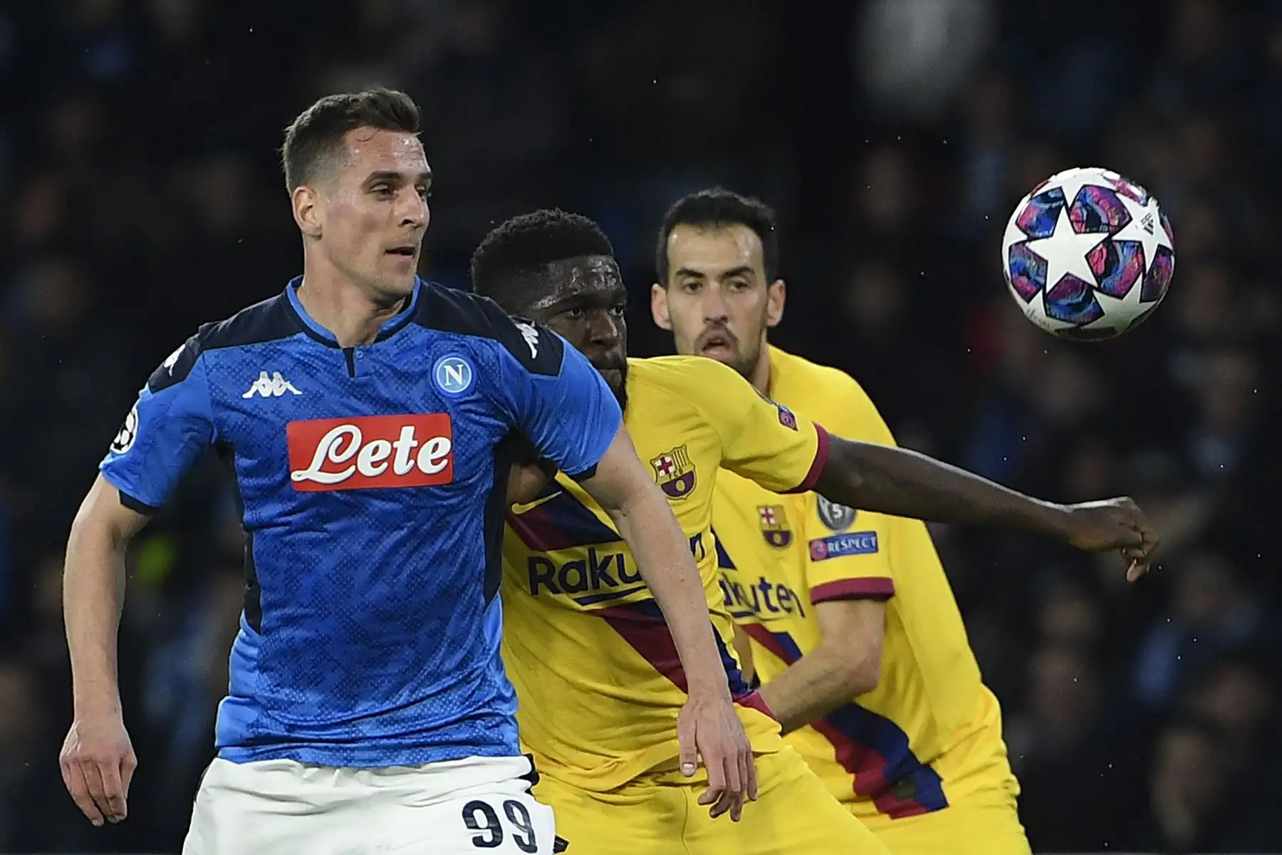 El defensa francés de Barcelona Samuel Umtiti (C) compite por el balón con el delantero polaco de Napoli Arkadiusz Milik (L) durante la ronda de 16 partidos de fútbol de ida de la UEFA Champions League entre el SSC Napoli y el FC Barcelona.Foto:AFP