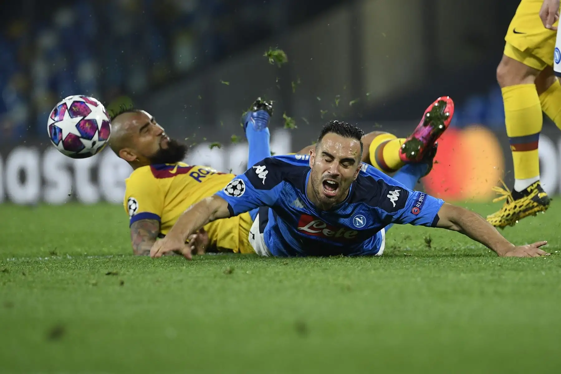 El defensor serbio de Napoli, Nikola Maksimovic (R) y el centrocampista chileno de Barcelona Arturo Vidal caen durante la ronda de 16 partidos de fútbol de ida de la UEFA Champions League entre el SSC Napoli y el FC Barcelona en el estadio San Paolo.Foto:AFP