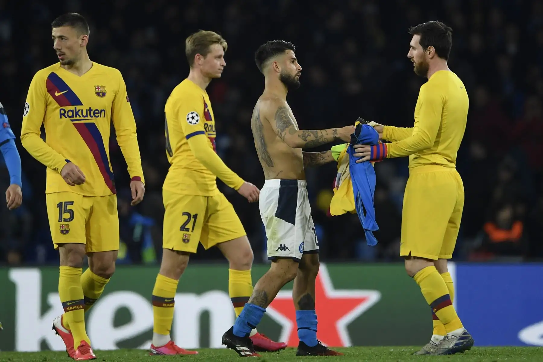 El delantero argentino de Barcelona Lionel Messi (R) intercambia camisetas con el delantero italiano de Nápoles Lorenzo Insigne (2R) después de la ronda de 16 partidos de fútbol de ida de la UEFA Champions League entre el SSC Napoli y el FC Barcelona en el estadio San Paolo en Nápoles .Foto:AFP