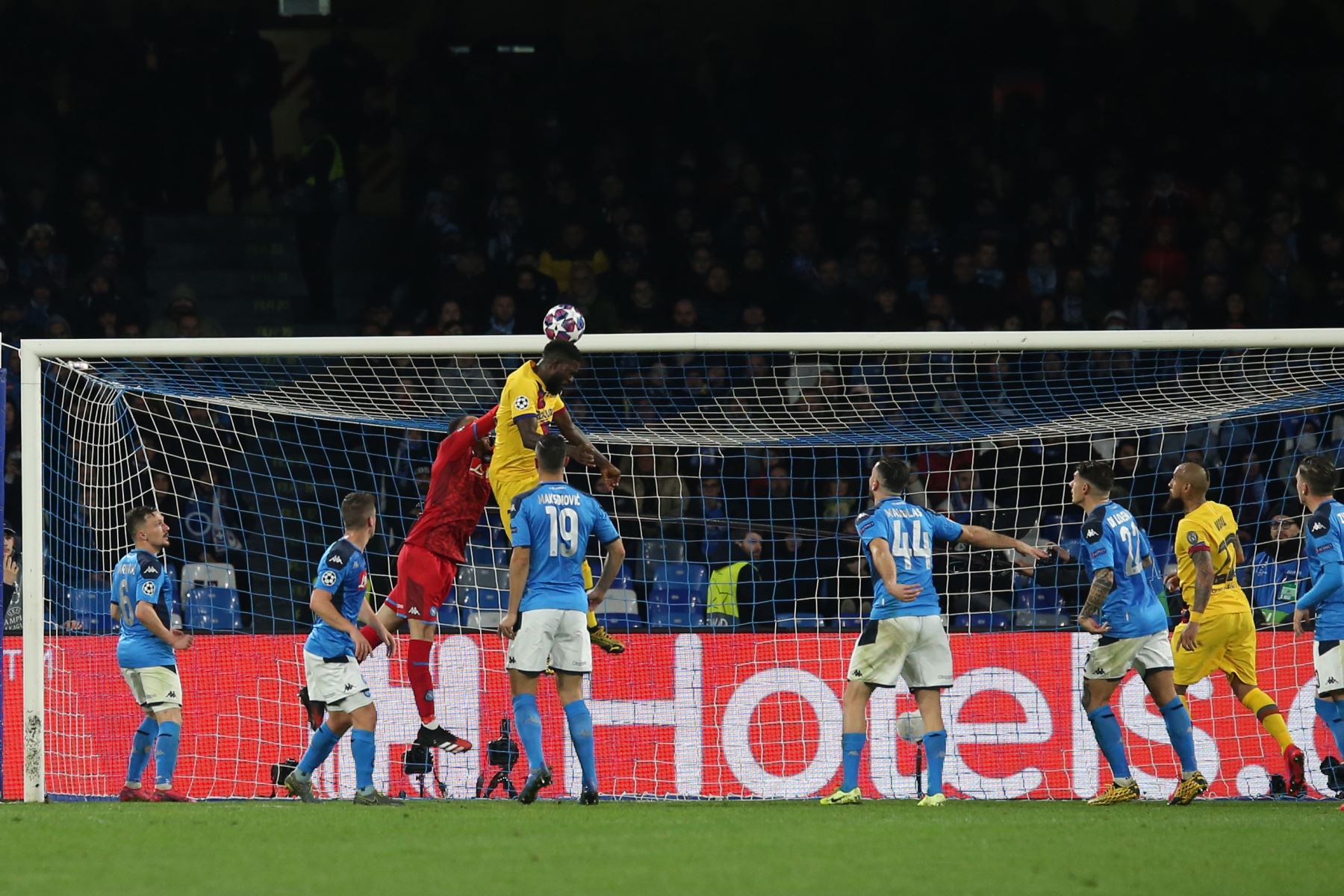El defensa francés de Barcelona, ​​Samuel Umtiti (C) encabeza el balón durante la ronda de 16 partidos de fútbol de ida de la UEFA Champions League entre el SSC Napoli y el FC Barcelona en el estadio San Paolo en Nápoles.Foto:AFP