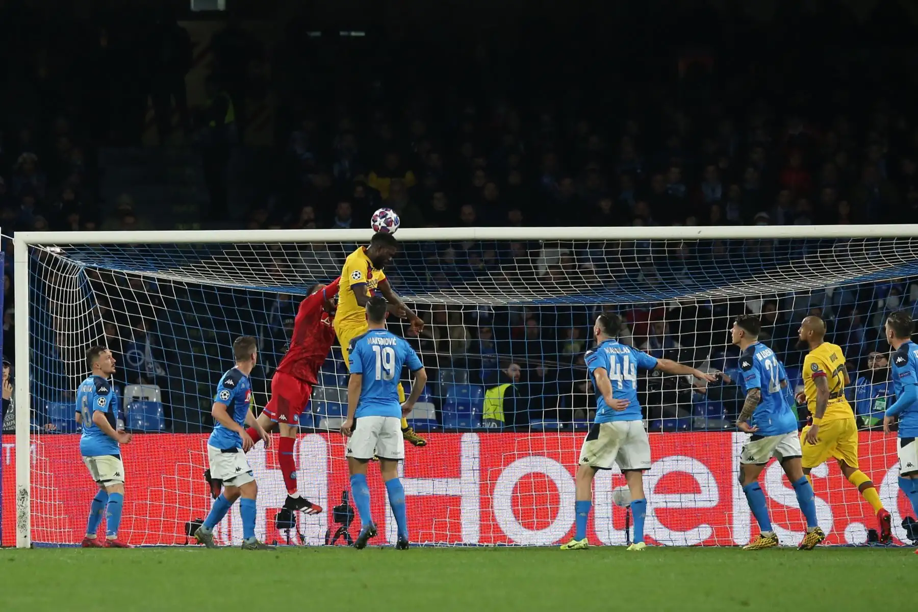 El defensa francés de Barcelona, ​​Samuel Umtiti (C) encabeza el balón durante la ronda de 16 partidos de fútbol de ida de la UEFA Champions League entre el SSC Napoli y el FC Barcelona en el estadio San Paolo en Nápoles.Foto:AFP