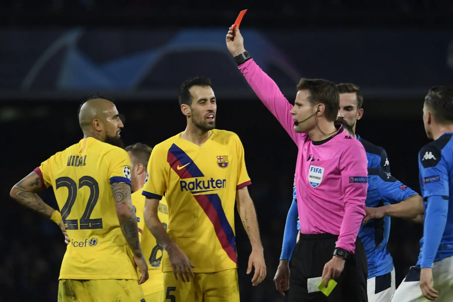 El mediocampista chileno de Barcelona Arturo Vidal (L) recibe una tarjeta roja del árbitro alemán Felix Brych (R) durante la ronda de 16 de la UEFA Champions League partido de fútbol de ida entre el SSC Napoli y el FC Barcelona en el estadio de San Paolo en Nápoles.Foto:ANDINA