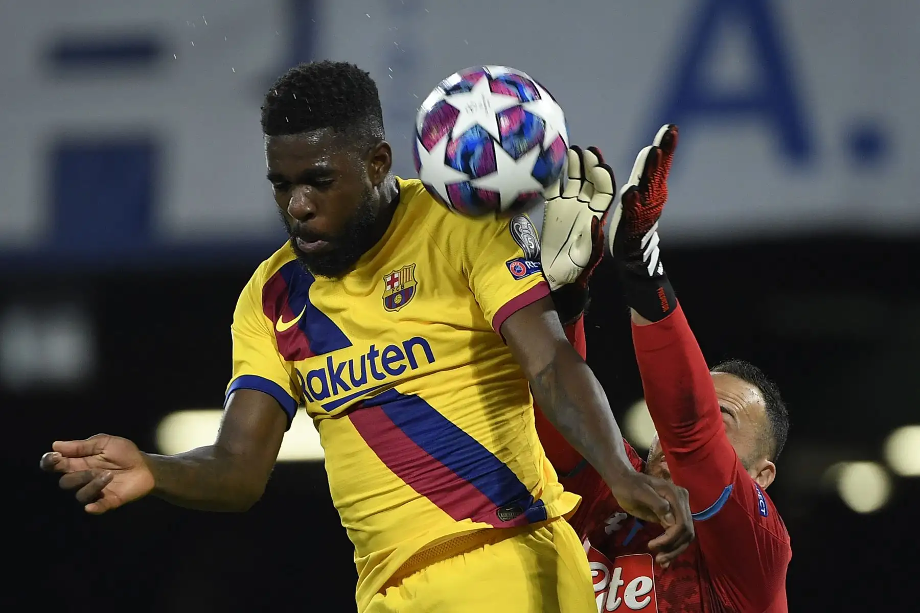 El defensa francés de Barcelona, ​​Samuel Umtiti (L), salta por el balón con el portero colombiano de Napoli, David Ospina, durante la ronda de 16 partidos de fútbol de ida de la UEFA Champions League entre el SSC Napoli y el FC Barcelona en el estadio de San Paolo en Nápoles.Foto.AFP