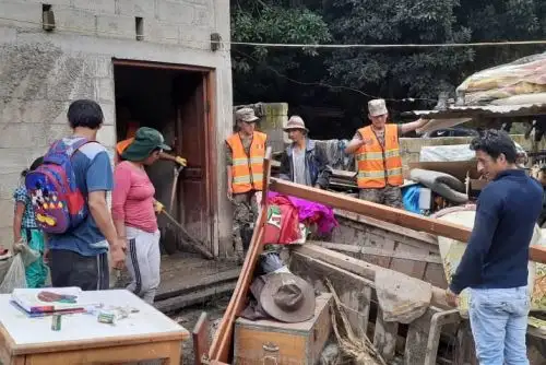 Personal del Ejército apoya a damnificados por el aluvión que cayó sobre Santa Teresa.