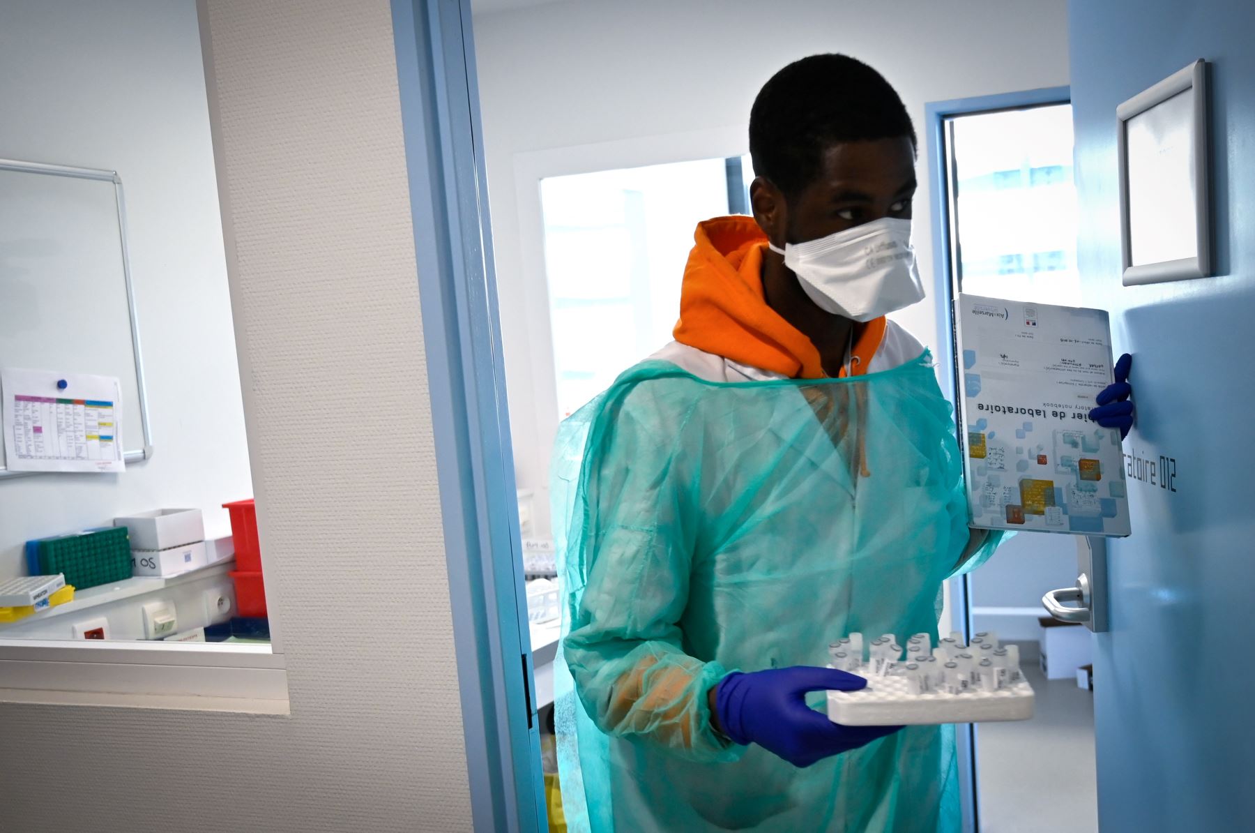 Personal médico del Instituto de Infecciones Mediterrane, está trabajando en el laboratorio para analizar muestras sobre la posible presencia del COVID-19  en Marsella. Foto: AFP