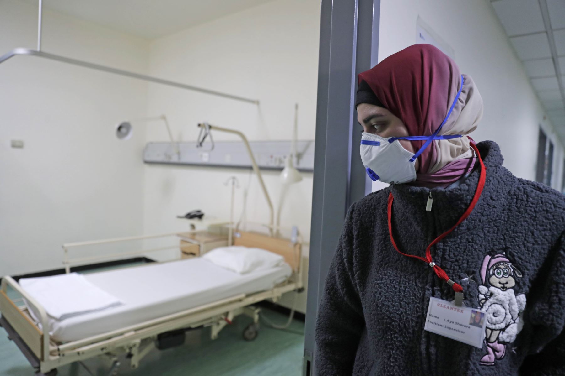 Un empleado libanés con una máscara protectora mira una cama en una sala donde se está tratando el primer caso de coronavirus en el país, en el Hospital Universitario Rafik Hariri, en las afueras del sur de la capital, Beirut. Foto: AFP
