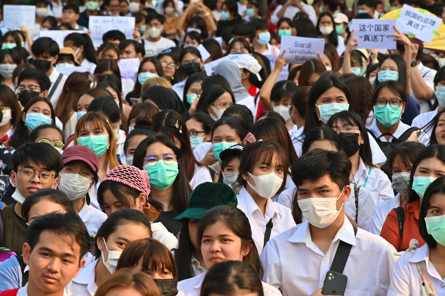 Estudiantes usan máscaras protectoras, en medio de los temores sobre la propagación del coronavirus COVID-19, participan en una protesta contra el gobierno tailandés. Foto: AFP