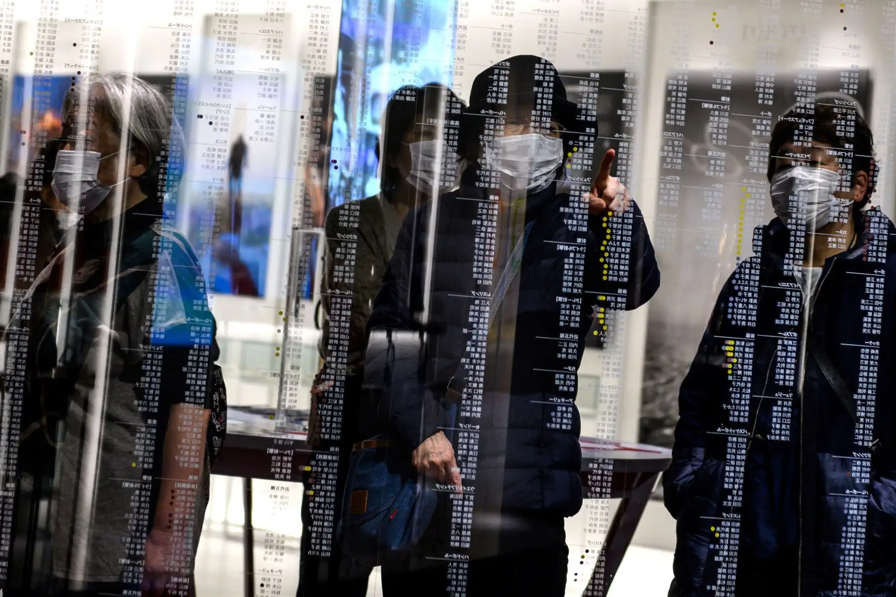 Los visitantes que usan máscaras faciales, en medio de la preocupación por la propagación del nuevo coronavirus COVID-19, visitan el Museo Olímpico de Japón en Tokio. Foto: AFP