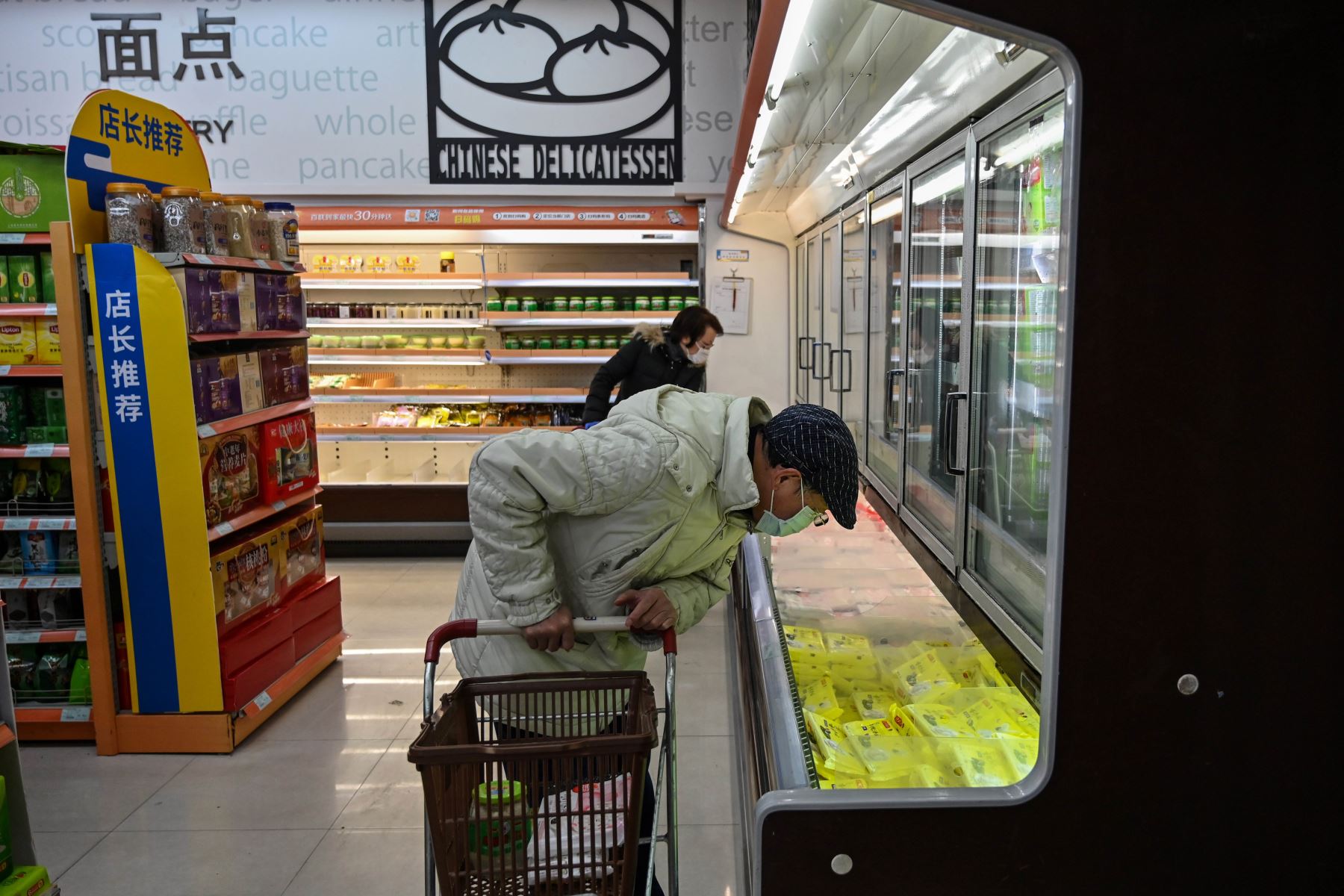 Las personas que usan máscaras protectoras compran en un supermercado en Shanghái. Foto: AFP