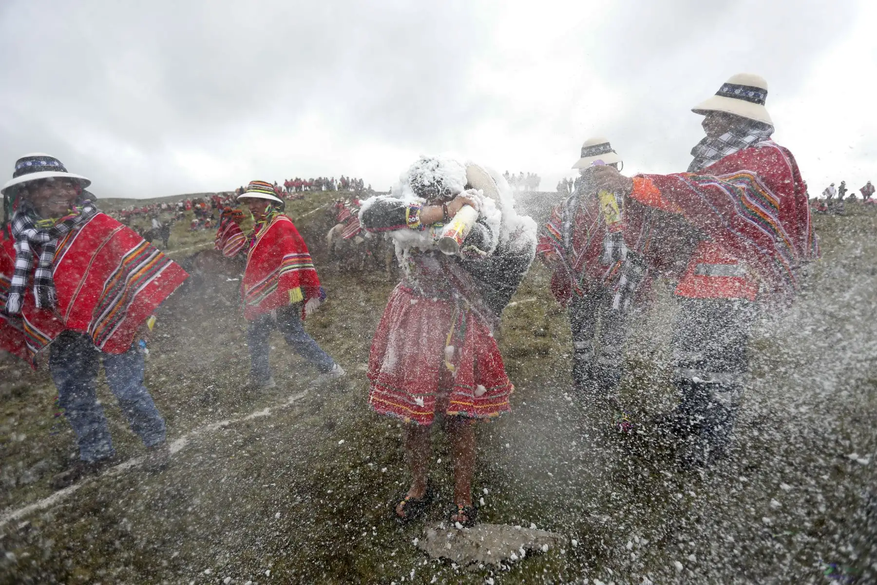 Se lanzan además aerosoles de espuma para amenizar aún más la festividad. Foto: ANDINA/Renato Pajuelo