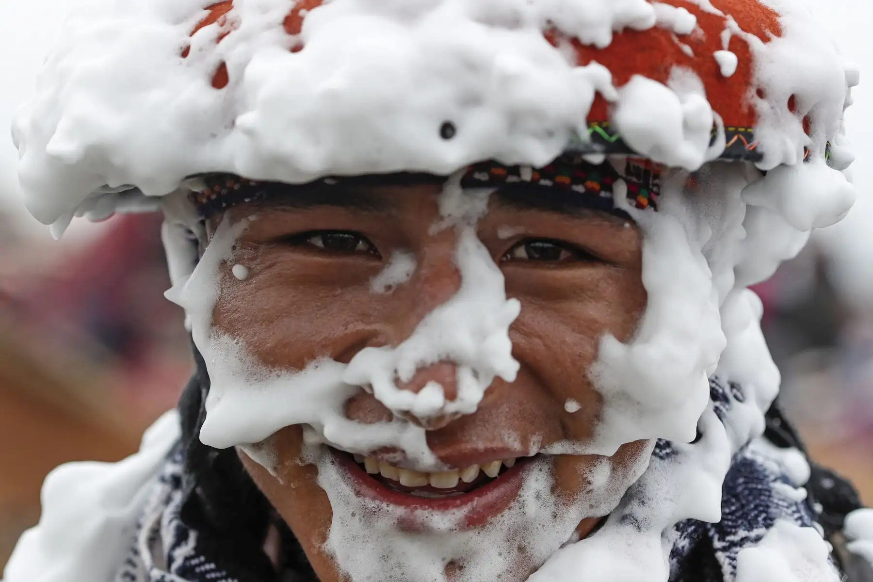 La alegría del carnaval se refleja en la sonrisa de los jóvenes cotabambinos. Foto: ANDINA/Renato Pajuelo