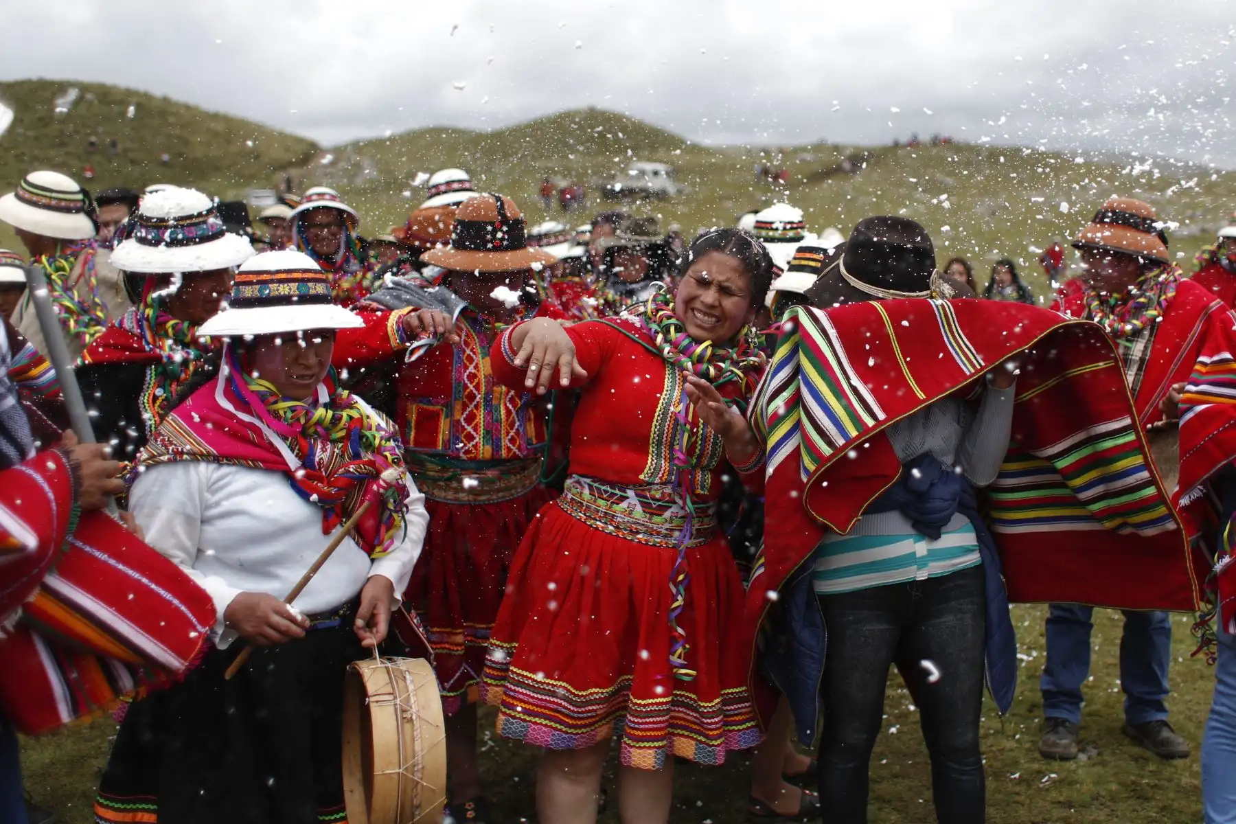 A ritmo de tambores y quenas, comunidades enteras llegan danzando hacía el corazón de la fiesta. Foto: ANDINA/Renato Pajuelo