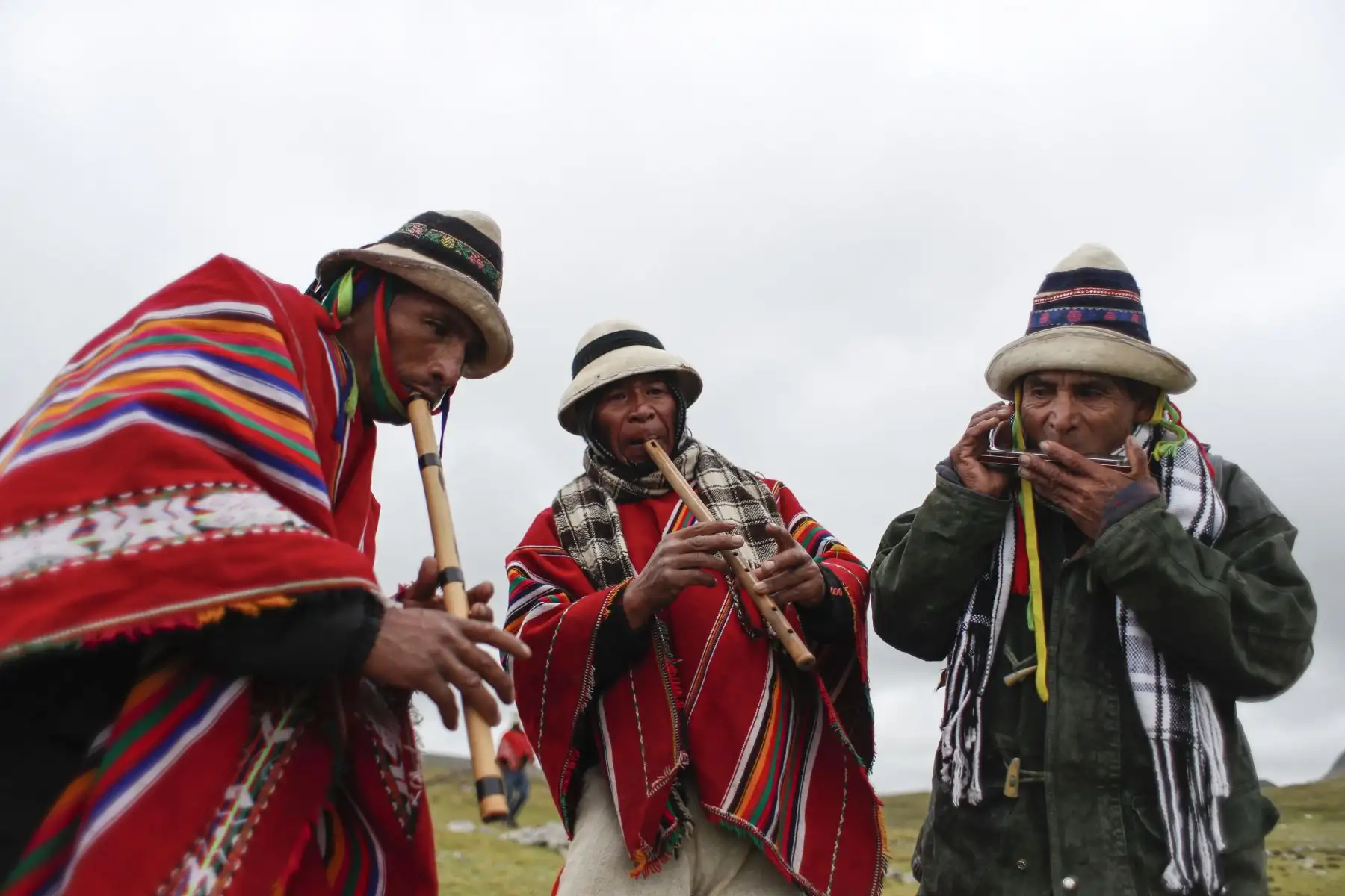 La música, ingrediente fundamental para alegrar la mañana. A ritmo de quenas y cánticos, las parejas se alistan para divertirse aquel esperado día del año. Foto: ANDINA/Renato Pajuelo