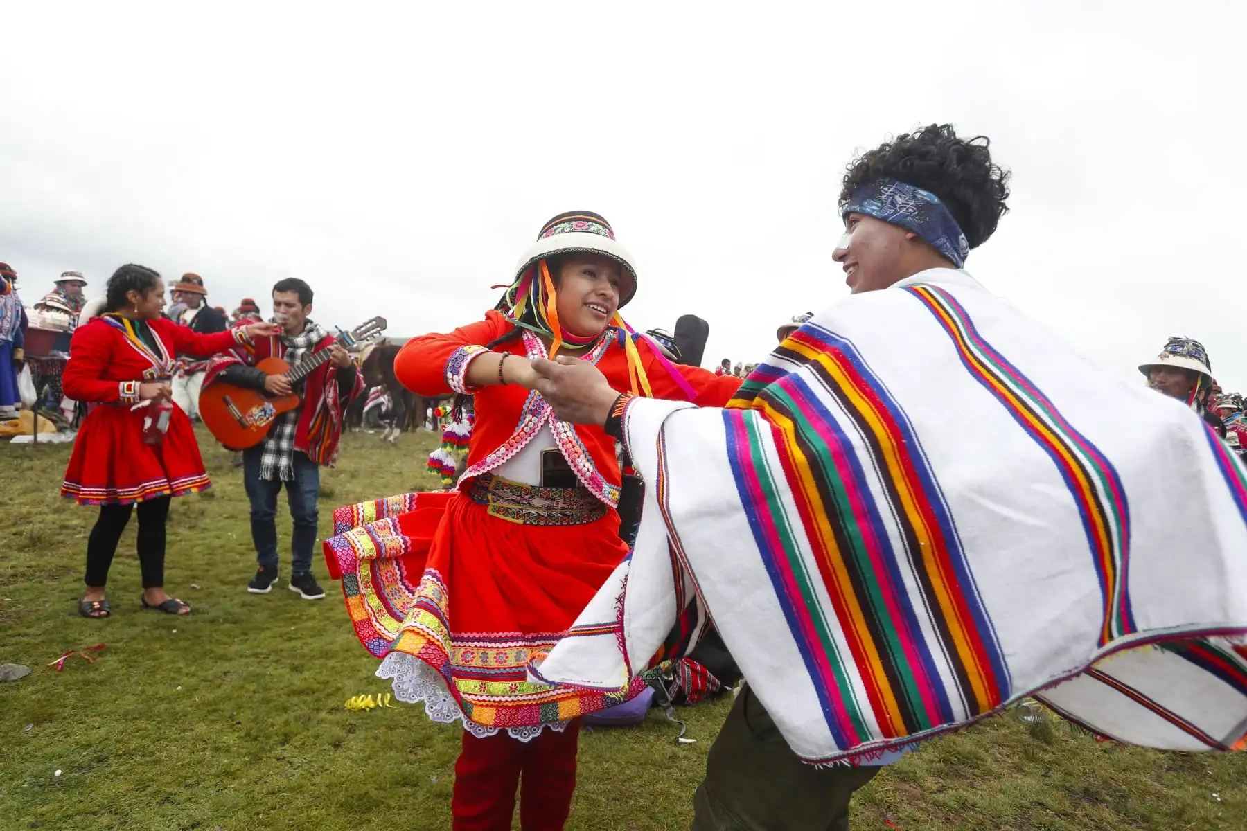 Muchos jóvenes aprovechan la festividad para conquistar el corazón de alguna chica a través de sus mejores pasos de baile. Foto: ANDINA/Renato Pajuelo