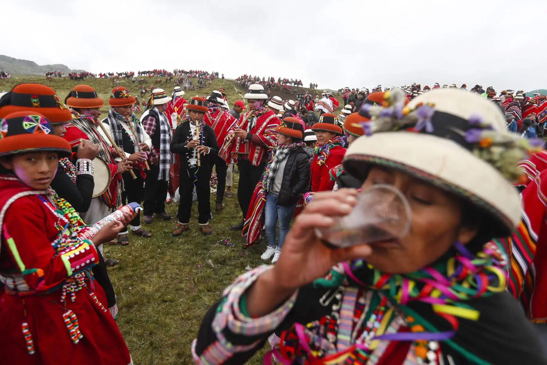 Familias y amistades comparten algunos vasos de trago para calentar el cuerpo durante la fría mañana. Foto: ANDINA/Renato Pajuelo