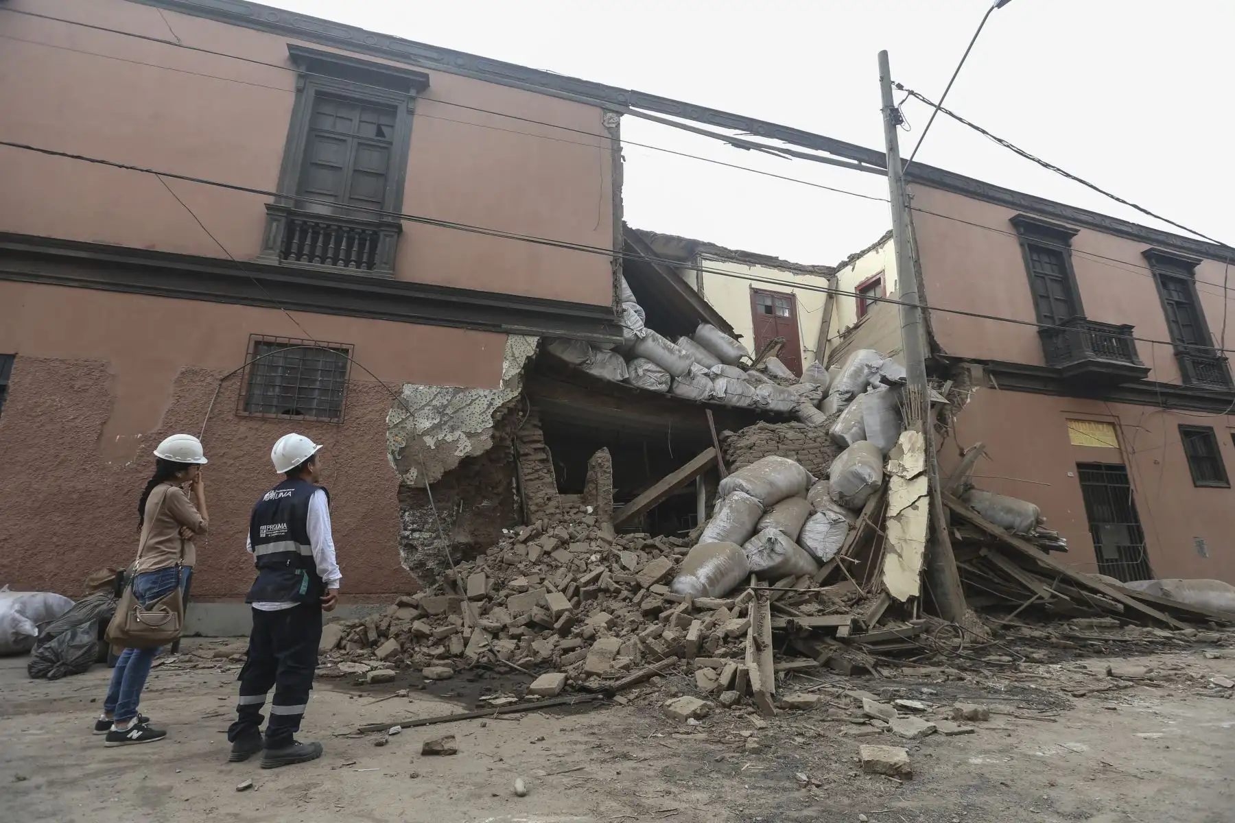 Una casona ubicada en la cuadra 3 del jirón Cotabambas en el Cercado de Lima se derrumbó debido al exceso de peso colocado en su interior. Foto: ANDINA/Jhonel Rodríguez Robles