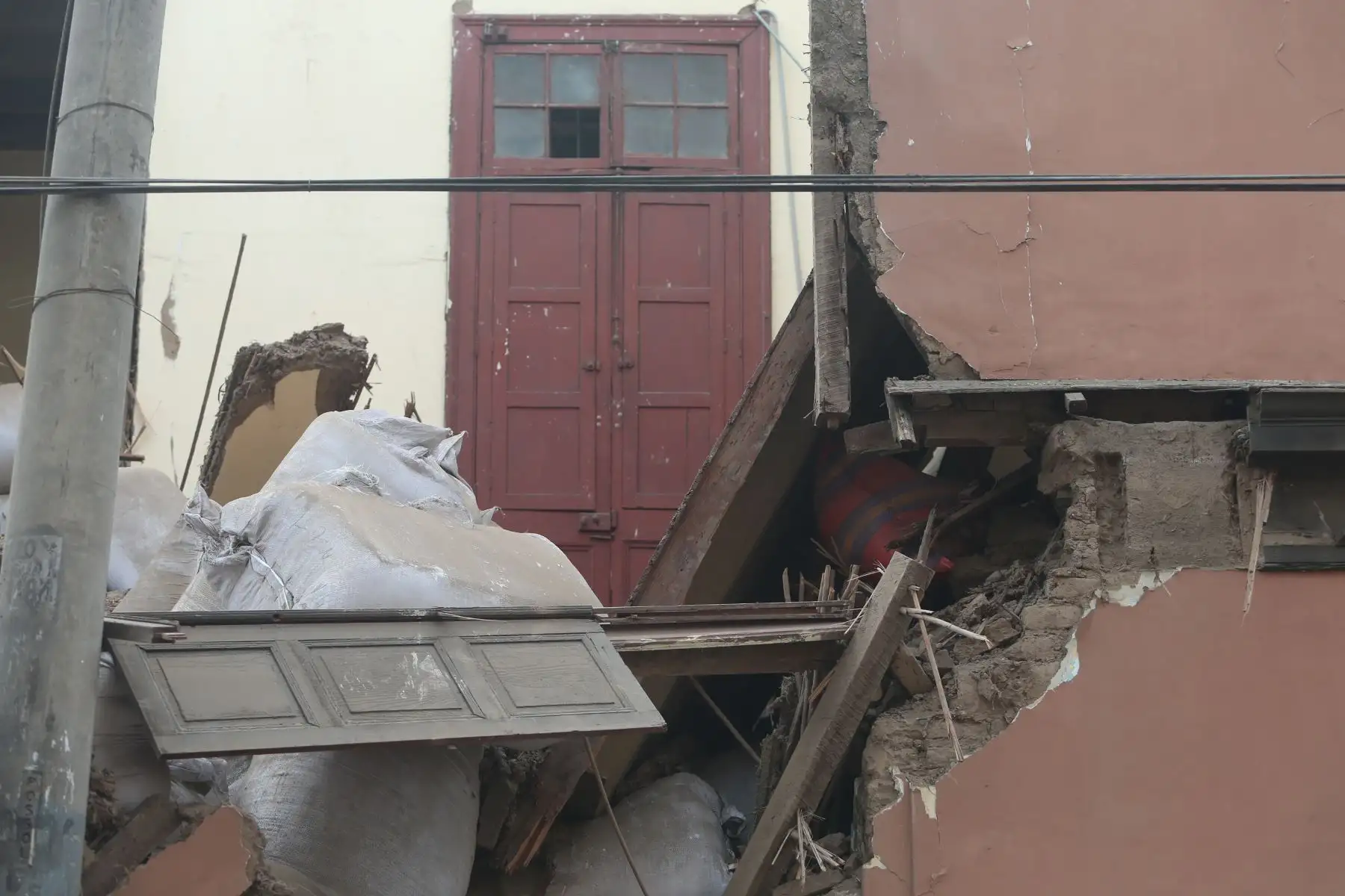 Una casona ubicada en la cuadra 3 del jirón Cotabambas en el Cercado de Lima se derrumbó debido al exceso de peso colocado en su interior. Foto: ANDINA/Jhonel Rodríguez Robles