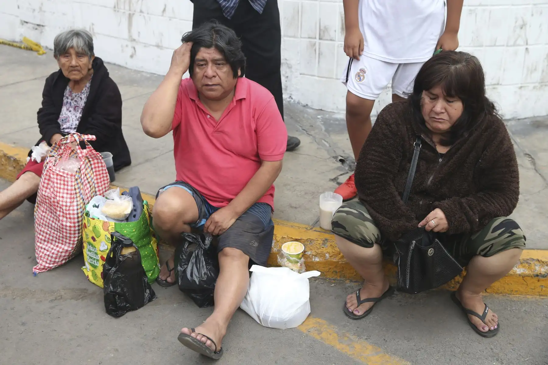 Luz Barrios de Mesías (79) y su hijo, Alejandro Mesías Barrios (50) pudieron salir ilesos gracias a la rápida acción de los bomberos. Foto: ANDINA/Jhonel Rodríguez Robles