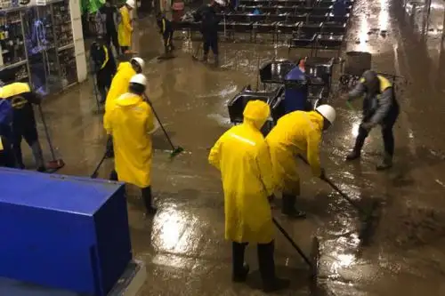 Las intensas lluvias que soportó en la víspera la ciudad de Arequipa inundaron viviendas, el terminal terrestre interprovincial de pasajeros, activaron quebradas secas, colapsaron alcantarillas, lo que obligó a cortar la energía eléctrica en varios sectores, entre otras emergencias que fueron atendidas por las autoridades locales, informó el Centro de Operaciones de Emergencia Regional (COER).