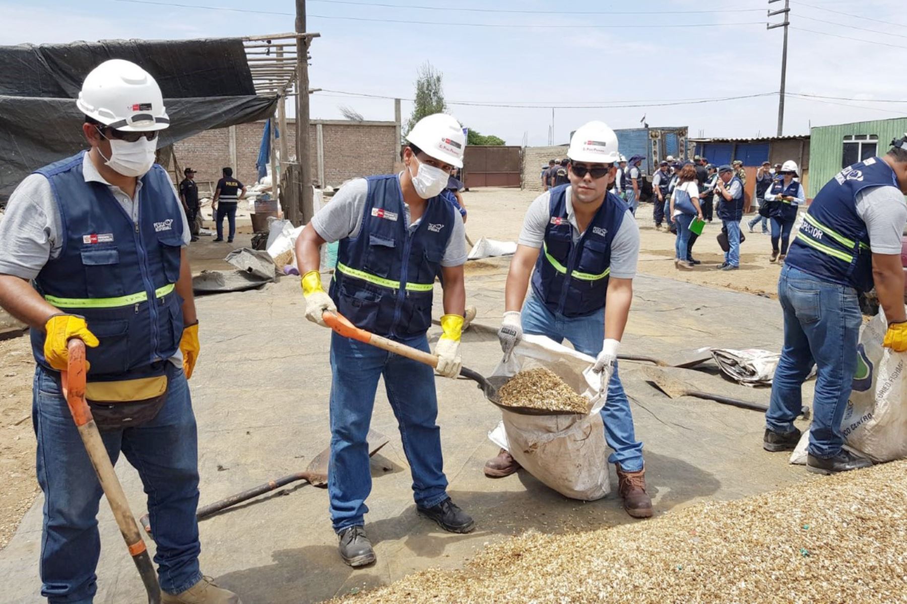 El Ministerio de la Producción (Produce), a través de la Dirección de Supervisión, Fiscalización y Sanción, participó de un operativo conjunto en Chimbote, en el que se decomisó ocho toneladas de residuos secos de pescado.