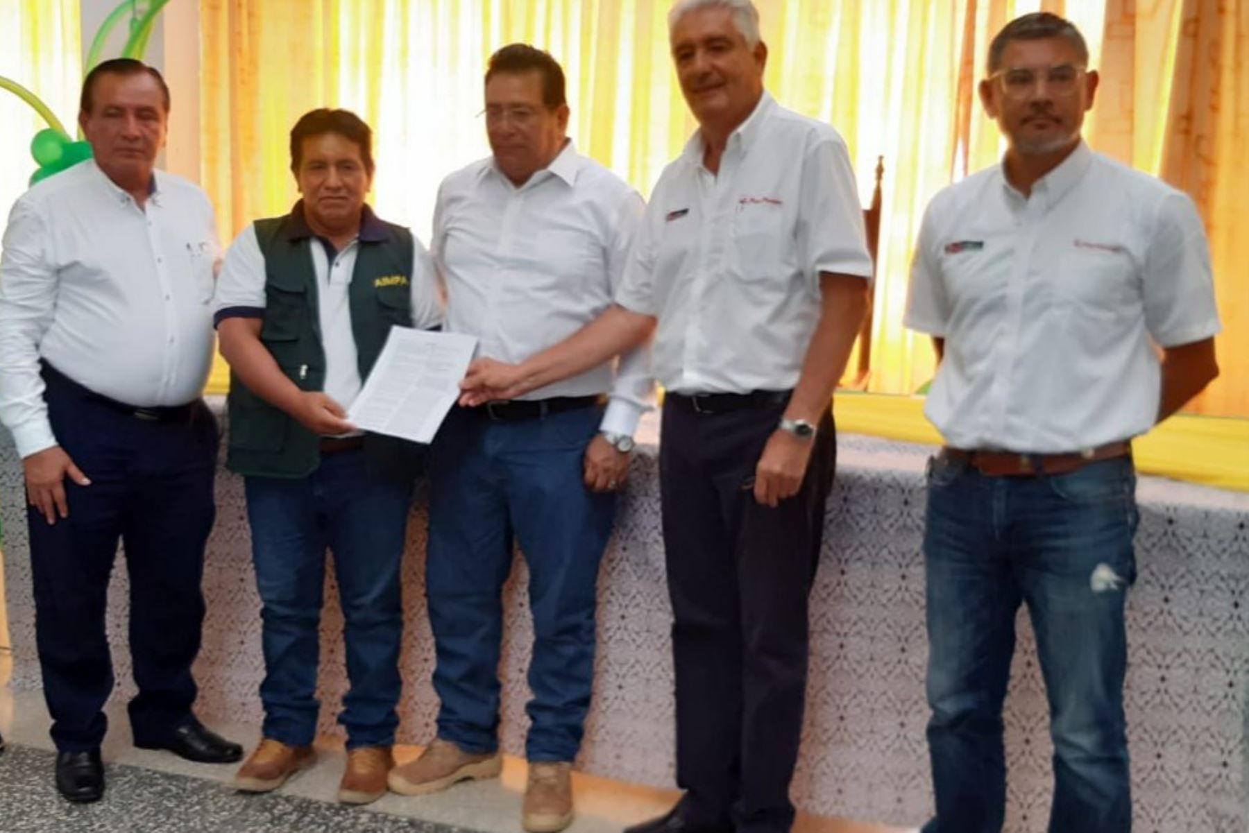 El director del Servicio Nacional Forestal y de Fauna Silvestre (Serfor), Alberto Gonzales-Zúñiga, entregó a las autoridades de Ucayali la resolución que aprueba el establecimiento del bosque local denominado “AIMPA”, ubicado en la provincia de Padre Abad.