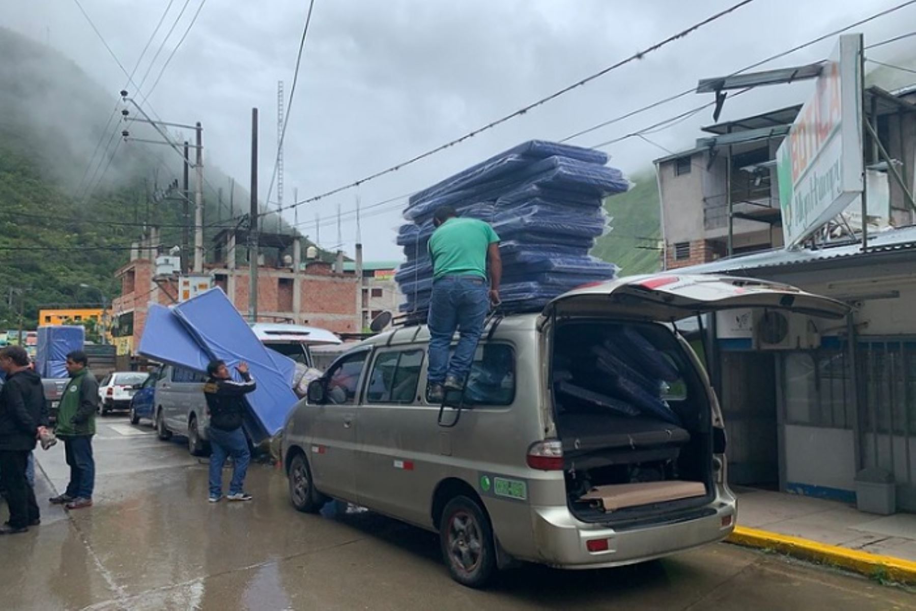 Ministro Vásquez: se intensifica traslado terrestre de ayuda a distrito de Santa Teresa