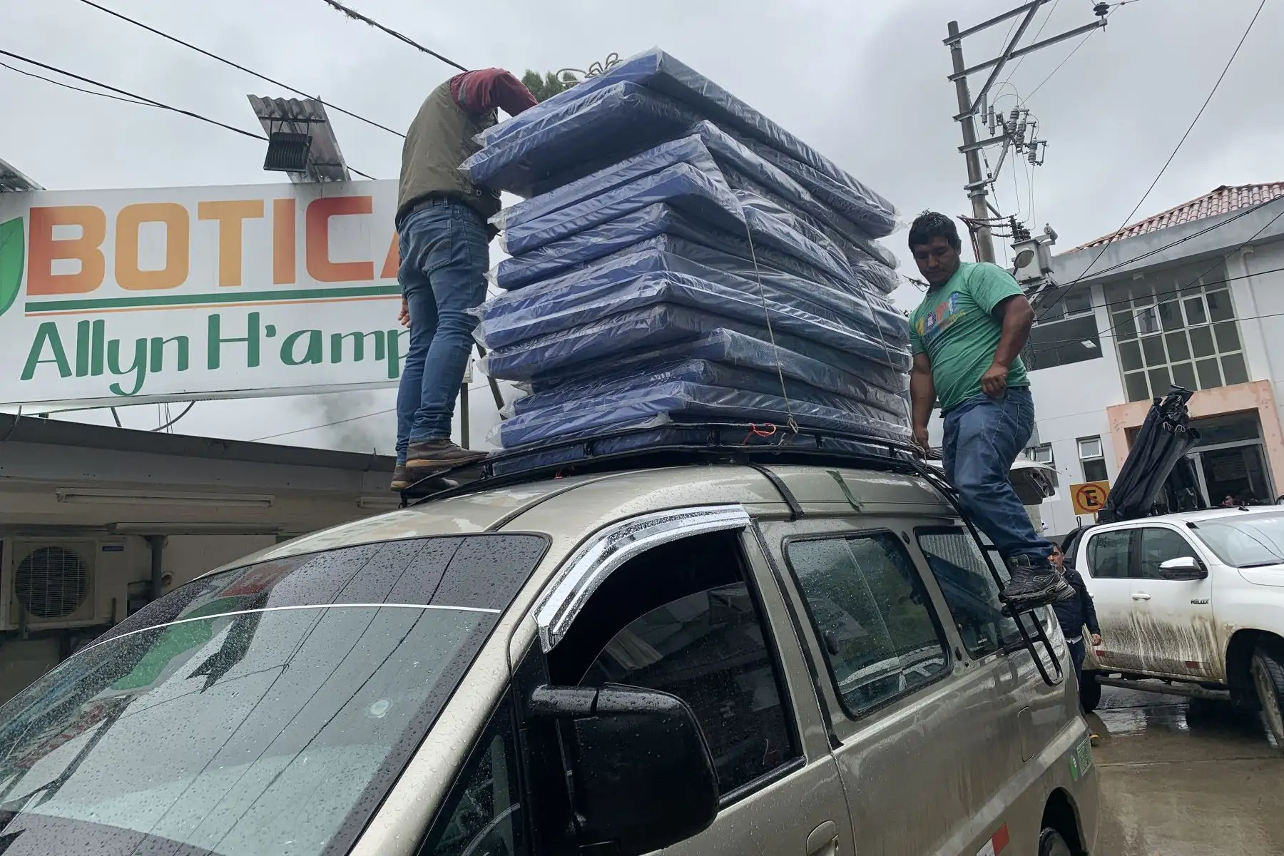 El ministro de Comercio Exterior y Turismo, Edgar Vásquez, monitorea  traslado de heridos y envío de ayuda humanitaria a los afectados por el huaico ocurrido en el distrito de Santa Teresa en Cusco.
Foto: MINCETUR