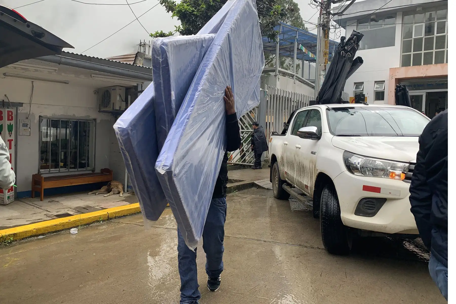 El ministro de Comercio Exterior y Turismo, Edgar Vásquez, monitorea  traslado de heridos y envío de ayuda humanitaria a los afectados por el huaico ocurrido en el distrito de Santa Teresa en Cusco.
Foto: MINCETUR