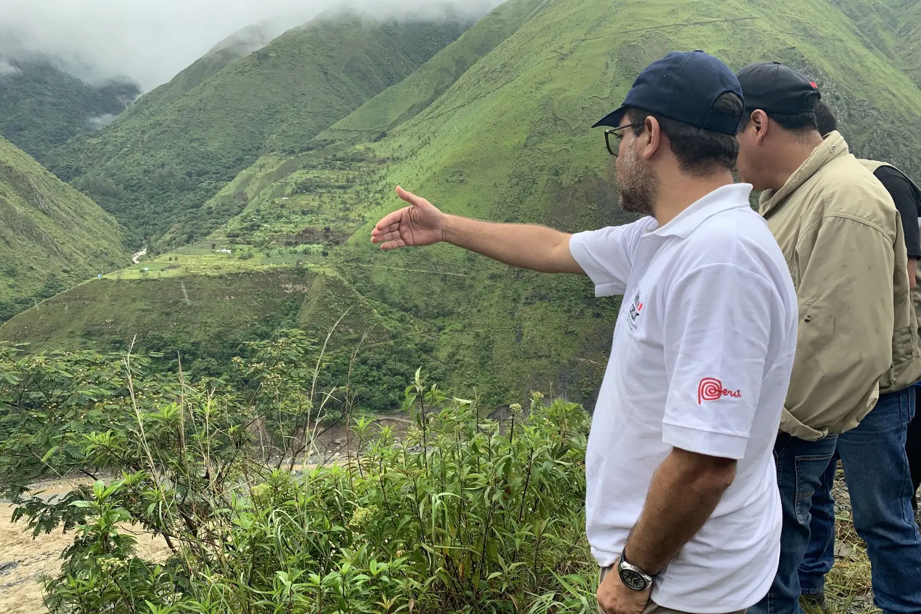 El ministro de Comercio Exterior y Turismo, Edgar Vásquez, monitorea  traslado de heridos y envío de ayuda humanitaria a los afectados por el huaico ocurrido en el distrito de Santa Teresa en Cusco.
Foto: MINCETUR