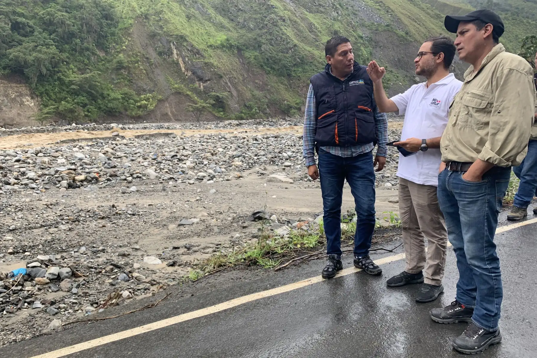 El ministro de Comercio Exterior y Turismo, Edgar Vásquez, monitorea  traslado de heridos y envío de ayuda humanitaria a los afectados por el huaico ocurrido en el distrito de Santa Teresa en Cusco.
Foto: MINCETUR