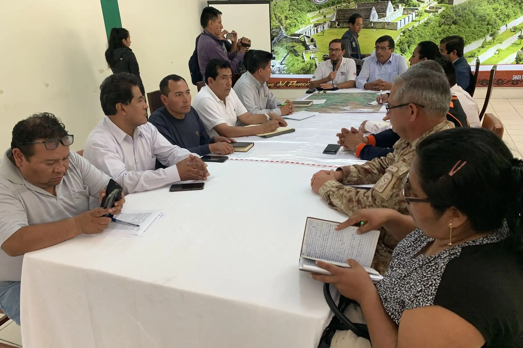 El ministro de Comercio Exterior y Turismo, Edgar Vásquez, monitorea  traslado de heridos y envío de ayuda humanitaria a los afectados por el huaico ocurrido en el distrito de Santa Teresa en Cusco.
Foto: ANDINA/Eddy Ramos