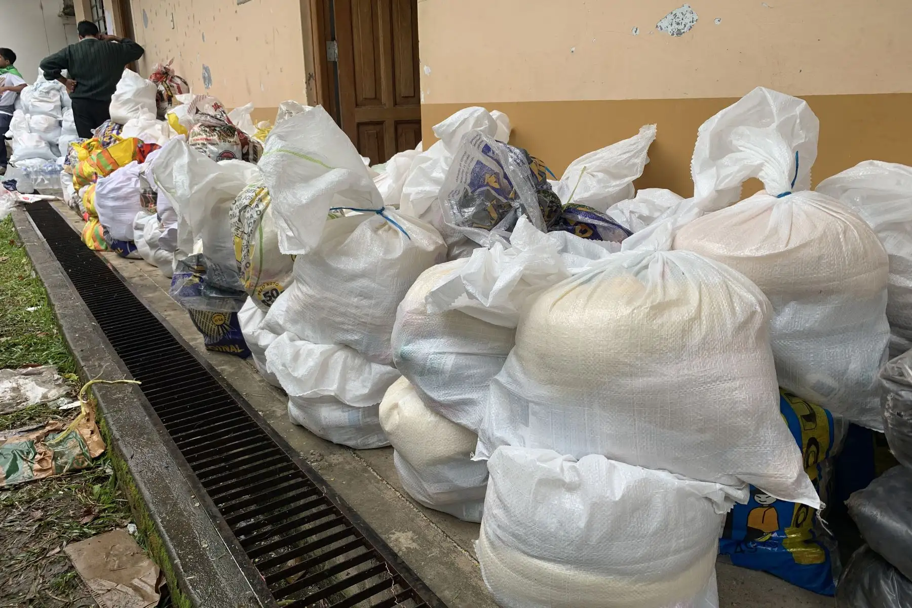 El ministro de Comercio Exterior y Turismo, Edgar Vásquez, monitorea  traslado de heridos y envío de ayuda humanitaria a los afectados por el huaico ocurrido en el distrito de Santa Teresa en Cusco.
Foto: MINCETUR