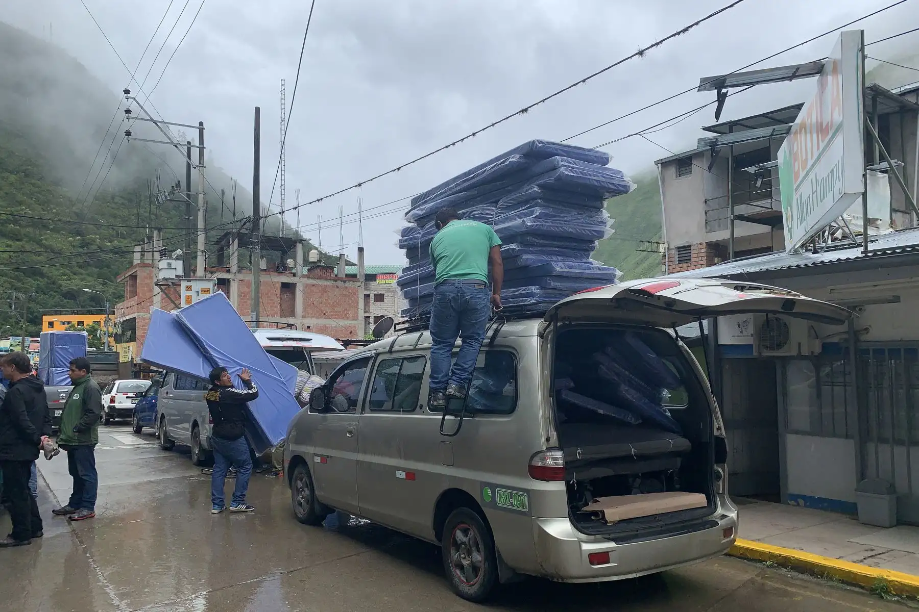 El ministro de Comercio Exterior y Turismo, Edgar Vásquez, monitorea  traslado de heridos y envío de ayuda humanitaria a los afectados por el huaico ocurrido en el distrito de Santa Teresa en Cusco.
Foto: MINCETUR