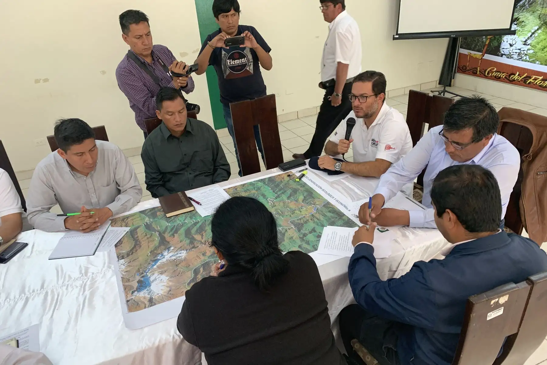 El ministro de Comercio Exterior y Turismo, Edgar Vásquez, monitorea  traslado de heridos y envío de ayuda humanitaria a los afectados por el huaico ocurrido en el distrito de Santa Teresa en Cusco.
Foto: MINCETUR
